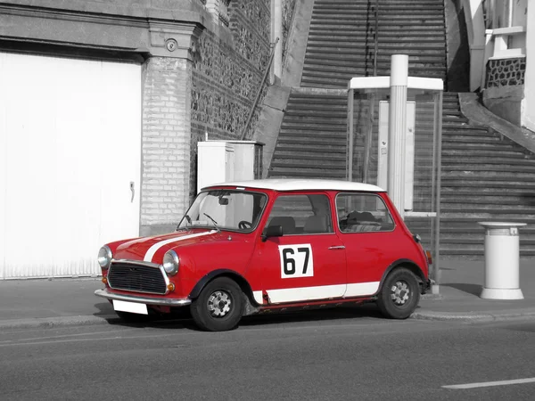 Coche retro rojo - Fotografía en blanco y negro —  Fotos de Stock