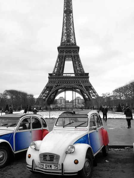 Citroen 2cv unter dem Eiffelturm in Paris, Frankreich — Stockfoto