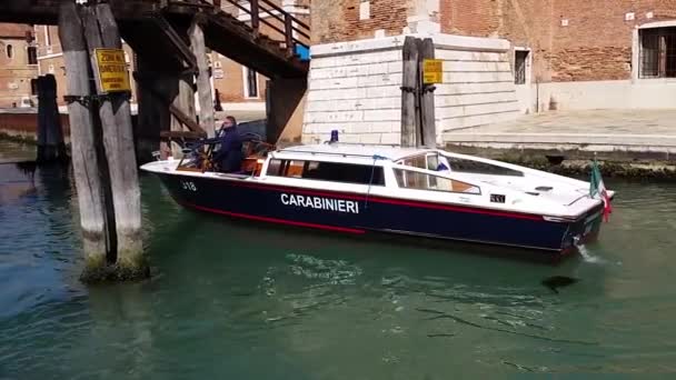 Venedik Carabinieri polis teknesi, Venedik, İtalya — Stok video