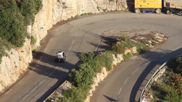 Fransız Alps yolda bir saç tokası turn'de elektrik şehir araçları — Stok video