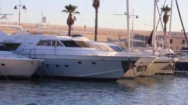 Fransız Riviera lüks yat ve yelkenli, Menton, Marinada demirledi