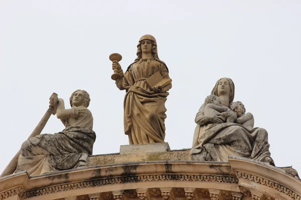 Esculturas católicas en la fachada de una iglesia en Menton, Francia — Foto de Stock