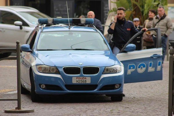 Policía italiano con un coche BMW en San Remo —  Fotos de Stock