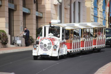 Monaco, sokaklarında kırmızı traktör tren