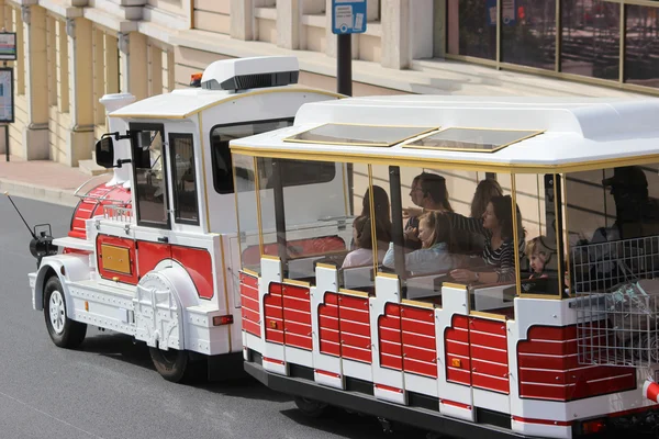 Trackless trem vermelho em Monte-Carlo - Vista lateral — Fotografia de Stock