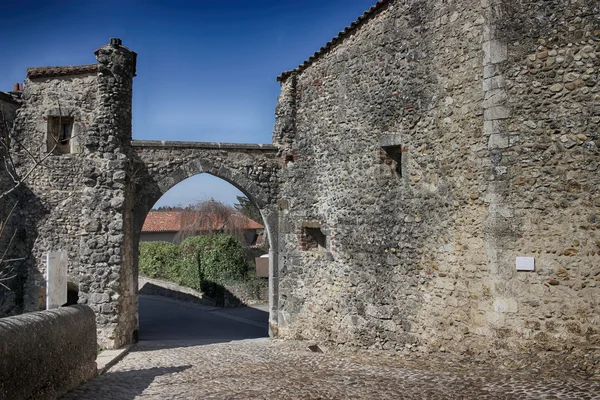 Arch infarten till den medeltida staden Perouges — Stockfoto