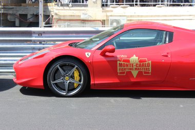 Monako kırmızı Ferrari 458 Italia