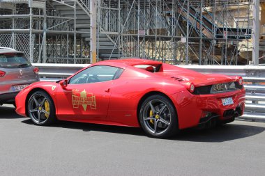 Monako kırmızı Ferrari 458 Italia