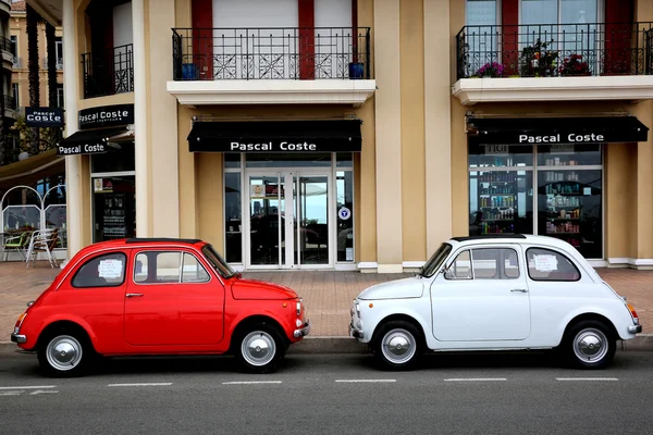 Kaksi Fiat 500 pysäköity kadulla Mentonissa, Ranskassa — kuvapankkivalokuva