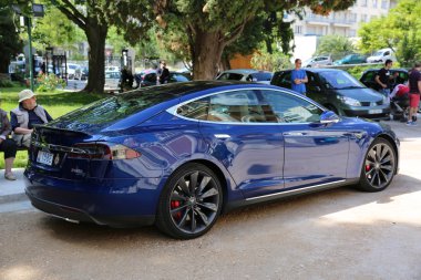 Tesla Model S P90d - yan görünüm mavi
