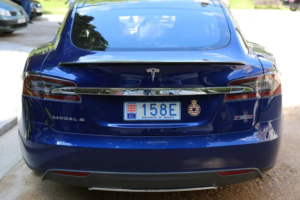 Tesla Model S P90d - achteraanzicht blauw — Stockfoto