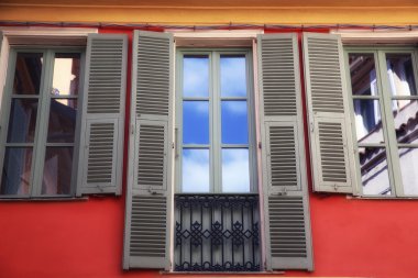 Bulutlar ve gökyüzü Windows yansıması