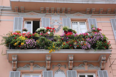 Monako çiçekli balkon