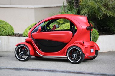 Kırmızı ve siyah elektrikli otomobil Renault Twizy Monte-Carlo, Monaco