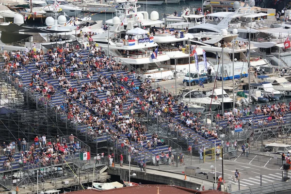 Toeschouwers kijken de Monaco Grand Prix 2016 — Stockfoto
