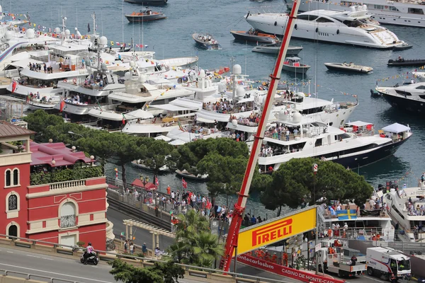 Nézők nézni az F1 Monaco Grand Prix 2016-ban a the jachtok — Stock Fotó