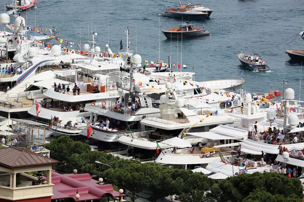 Widzowie oglądać F1 Monaco Grand Prix 2016 z jachty — Zdjęcie stockowe