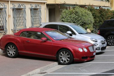 Lüks Bentley Continental Gtc kötü bir şekilde kaldırımda Park