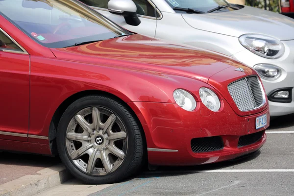 Luxe Bentley Continental Gtc slecht geparkeerd op de stoep — Stockfoto