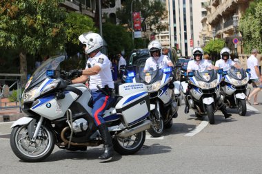 Polis eskortu motosikletçiler Monako