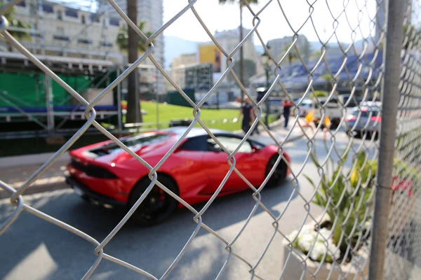 Червоний італійський спортивний автомобіль в Монако — стокове фото