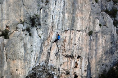 Uçuruma tırmanan adam