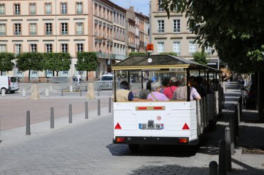 Fransa 'da beyaz Trackless tren arka görünümü