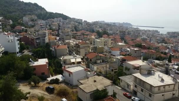 Luchtfoto van de stad Kavala in Griekenland — Stockvideo