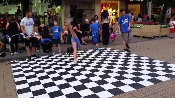 Молода дівчина вулиці танці хіп-хоп — стокове відео