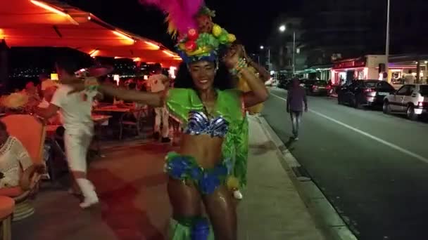 Бразильские танцоры на улице — стоковое видео