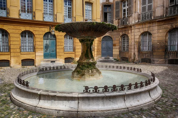 Fonte velha em Aix-en-Provence, França — Fotografia de Stock