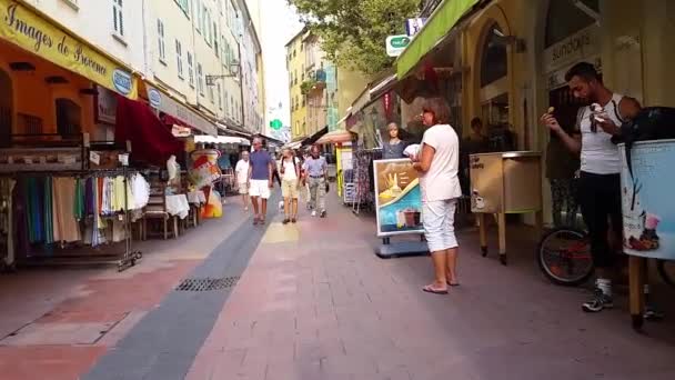 Promenade le long de la rue commerçante typique dans le Vieux Menton, France — Video