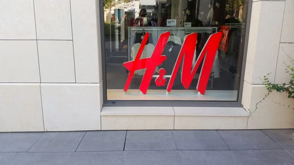 Signo de la tienda H & M — Foto de Stock
