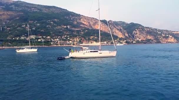 Zeilboot verplaatsen op de golven — Stockvideo