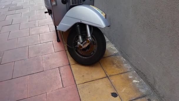 Vintage Vespa Scooter auf der Straße — Stockvideo