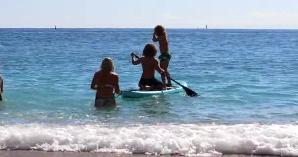 Roquebrune Cap Martin France October 2020 Mother Sons Stand Paddling — Stock Video