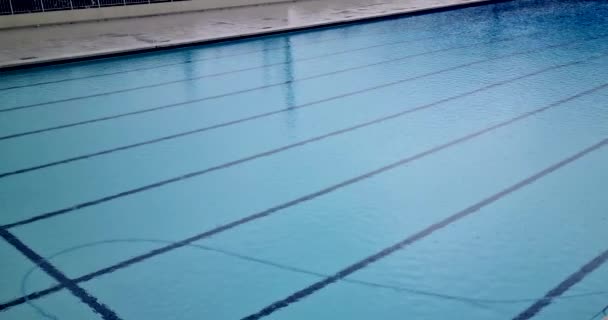 法国里维拉市摩纳哥一个大型室外游泳池上的雨滴 Dci 4K视频 — 图库视频影像