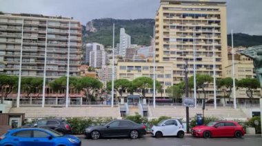 La Condamine, Monaco - 25 Ekim 2020: 8K La Condamine İlçesi, Çok Binalar ve Modern Gökdelenler Tepede, Monako Fransız Rivierası, Avrupa - 8K UHD (7680 x 4320))