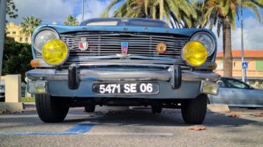 Menton, Fransa - 9 Kasım 2020: 8K Retro Blue Simca 1301, Fransız Riviera 'sı üzerinde Menton Caddesi' ne park edilmiş eski Fransız arabası. Ön Görünümü Kapat - 8K UHD (7680 x 4320)