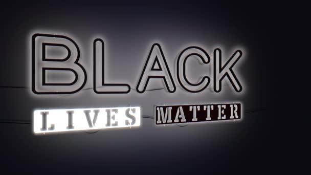 Black Lives Matter Blm 3Dテキストメッセージがブラックを背景に抗議 ブラック ホワイトネオンサインアニメーション Ultra — ストック動画