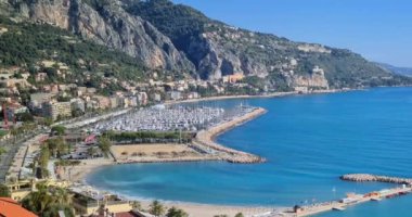 Fransız Rivierası, Fransa, Avrupa DCI 4K Kararı Üzerine Menton 'daki Deniz, Sahillerin, Palmiye Ağaçlarının ve Limanların Güzel Hava Manzarası