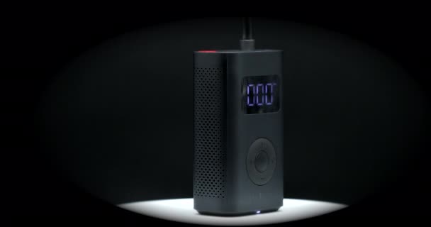 フランス 2020年12月1日 Portable Electric Air Compressor Xiaomi Air Pump でインフレートされたナイキサッカーボール — ストック動画