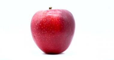 Beyaz Arkaplanda Dönen Organik Kırmızı Elma, Yakın Görüntü - Makro Vuruş. DCi 4K Çözünürlüğü