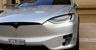 Monte-Carlo, Monaco - 16 Aralık 2020: Tesla Model X Elektrikli Lüks SUV Monte-Carlo Kumarhanesi 'nin girişine park etti. Görüntüyü Kapat - DCi 4K Video