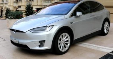 Monte-Carlo, Monaco - 16 Aralık 2020: Tesla Model X Mid-Electric All-Electric SUV Monte-Carlo Kumarhanesi 'nin önünde park etmiş araç - DCi 4K Video