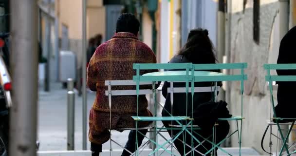 Vista Trasera Una Pareja Sentada Una Mesa Café Calle Old — Vídeo de stock