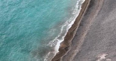 Akdeniz 'in dalgaları ve turkuaz sularının havadan görünüşü, Fransa, Fransa - DCi 4K Video