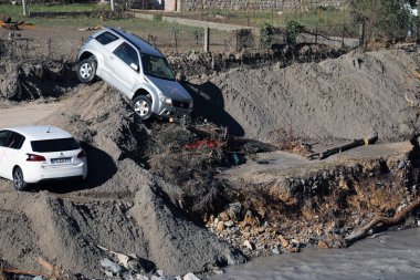 Breil-Sur-Roya, Fransa - 8 Ekim 2020: Breil-Sur-Roya Kasabası Roya Nehri 'nin Çamur ve Suyuyla Suya Battı, Avrupa' daki Alex Fırtınası sırasında İki Araba Sel Altında Suyun Altında Kaldı 