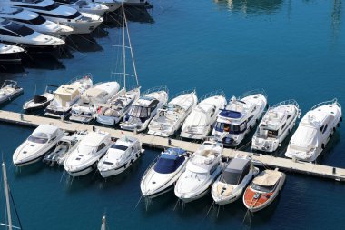 Fontvieille, Monako - 20 Şubat 2021: Fransız Rivierası 'ndaki Fontvieille Limanı' ndaki yatların yanında birçok küçük tekne sıraya dizildi