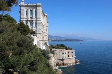 Monako - 20 Şubat 2021 Akdeniz manzaralı güzel bir okyanus müzesi ve arka planda Cap Martin, Fransız Rivierası Monako, Avrupa